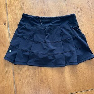 Lululemon black pleated skirt size 4